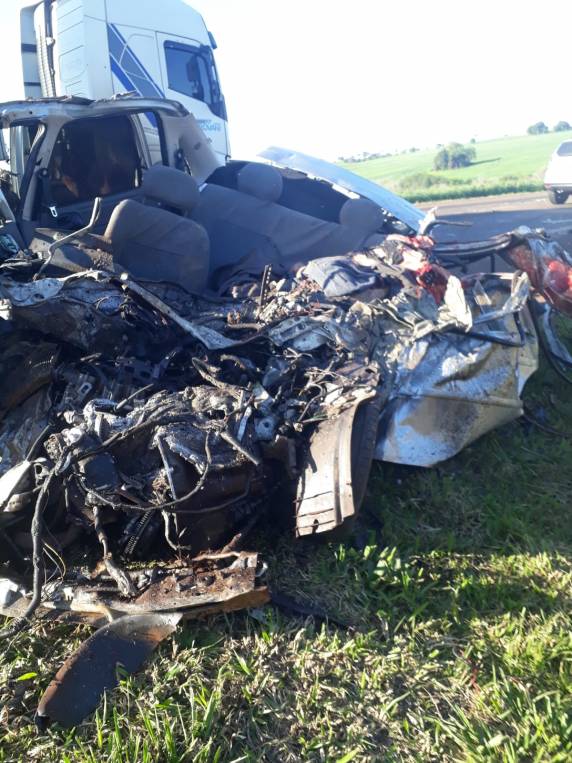 Colisão frontal deixa carro destruído e uma pessoa morta na BR-468 - foto 3
