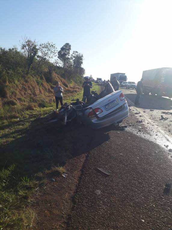 Colisão frontal deixa carro destruído e uma pessoa morta na BR-468 - foto 4
