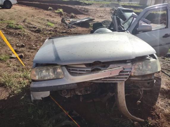 Carro se parte ao meio ao bater em poste e motorista fica ferido em SC - foto 2