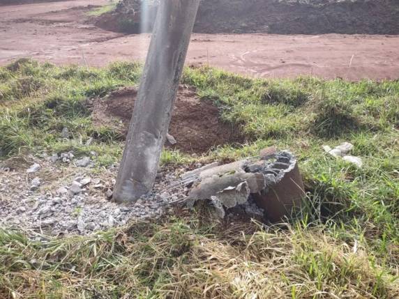 Carro se parte ao meio ao bater em poste e motorista fica ferido em SC - foto 4