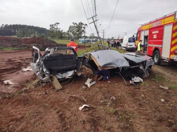 Bombeiros precisaram abrir teto do veículo para retirar condutor. Acidente ocorreu em Içara, no Sul do estado, e homem estava sozinho no automóvel.