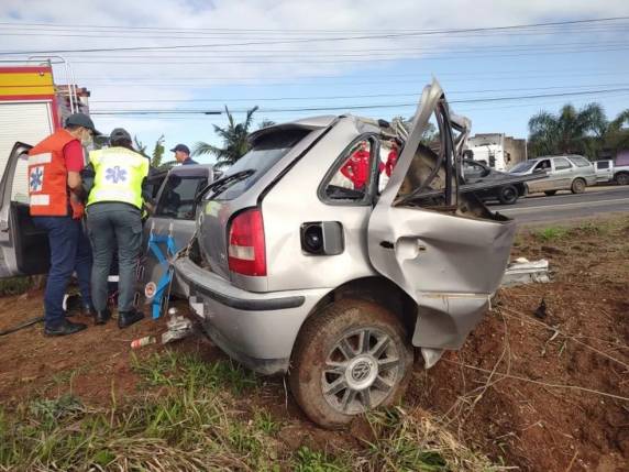 Carro se parte ao meio ao bater em poste e motorista fica ferido em SC - foto 3