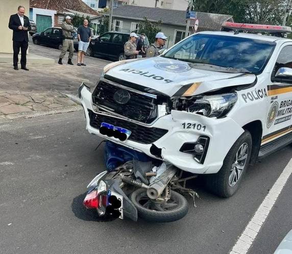 Maiara Pelissoli, 21 anos, teve fratura exposta após ser atingida por carro da Brigada Militar na manhã de sexta (16). Policiais estavam em perseguição quando atropelaram a mulher.