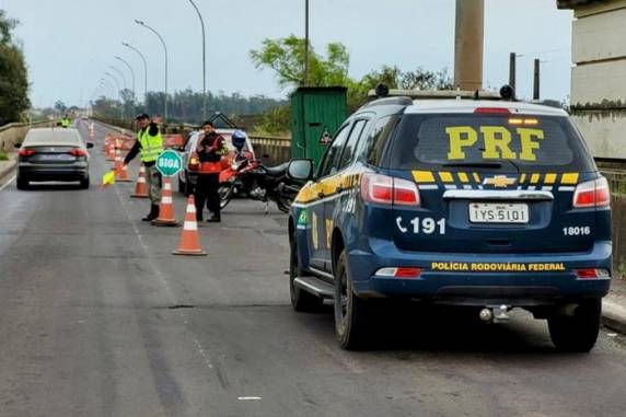 Veículos circulam na modalidade pare e siga desde sexta-feira. No sábado, ônibus e caminhões foram proibidos de realizarem a travessia