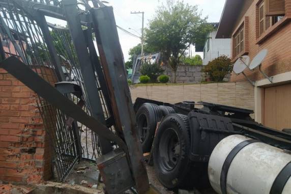 Motorista perde o controle e caminhão colide contra casa em Caxias do Sul - foto 2