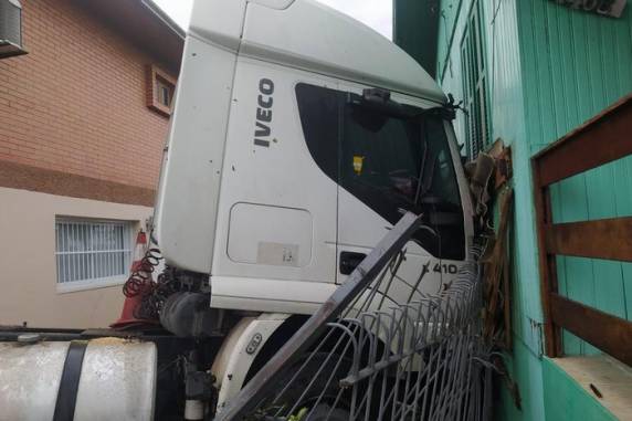 Motorista perde o controle e caminhão colide contra casa em Caxias do Sul - foto 3