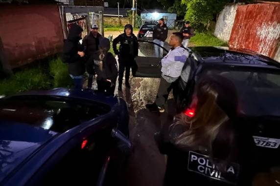 Cerca de 60 agentes da Polícia Civil circulavam em bairros da Capital e de Viamão para combater a atuação de facções criminosas responsáveis pelos ataques dos últimos meses