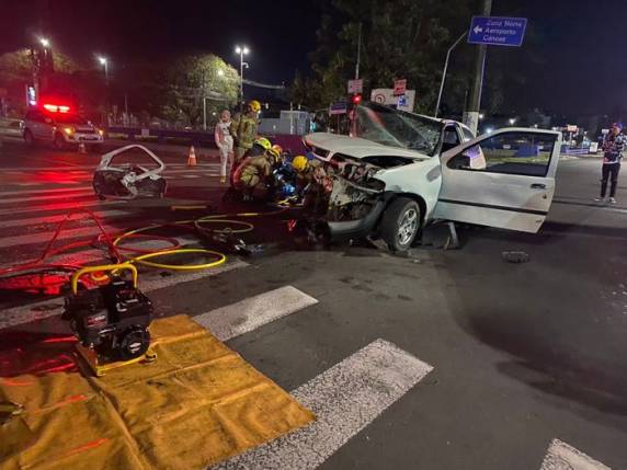 Motorista colidiu carro em árvore na madruga de sábado (24)
