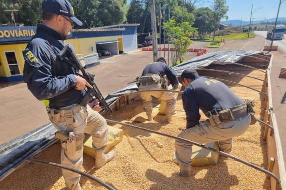 Casal que estava no caminhão que levava a droga foi preso
