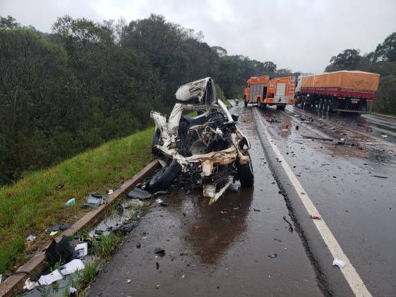 A colisão aconteceu entre um caminhão Scania e um veículo Saveiro de Santa Rosa