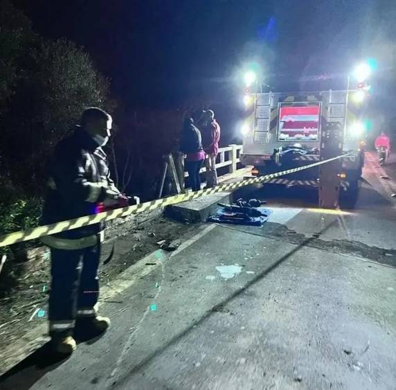 Veículo quebrou mureta e capotou em Cerro Negro. Motorista e adolescente de 16 anos foram levados ao hospital. Passageira não resistiu.