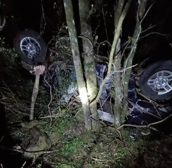 Veículo quebrou mureta e capotou em Cerro Negro. Motorista e adolescente de 16 anos foram levados ao hospital. Passageira não resistiu.
