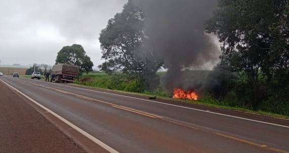 Veículo pega fogo e fica totalmente destruído na BR-468, em Campo Novo - foto 3