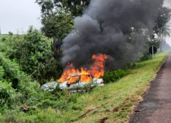 Veículo pega fogo e fica totalmente destruído na BR-468, em Campo Novo - foto 2