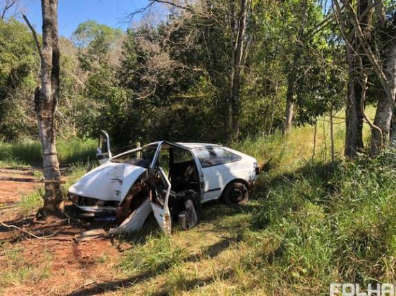 Duas pessoas que estavam no carro ficaram feridas