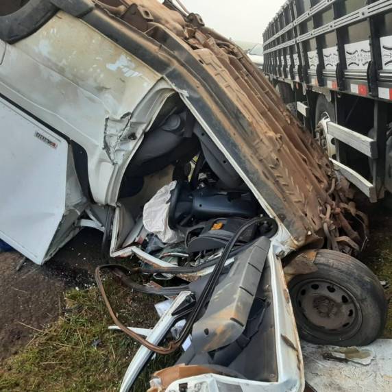 Colisão entre carro e caminhão deixa um ferido entre Coxilha e Vila Lângaro - foto 3
