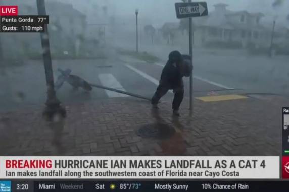 Jim Cantore precisou se segurar em uma placa para não ser levado pelo vento