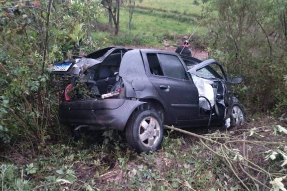 Colisão entre Renault Clio dirigido pela vítima e caminhão Ford ocorreu no Km 32 da rodovia, na tarde desta sexta-feira