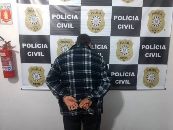 Conforme denúncia, réu não aceitava novo relacionamento amoroso da vítima. Mulher havia obtido, dias antes, medida protetiva de urgência contra acusado. Preso, réu não poderá recorrer em liberdade.