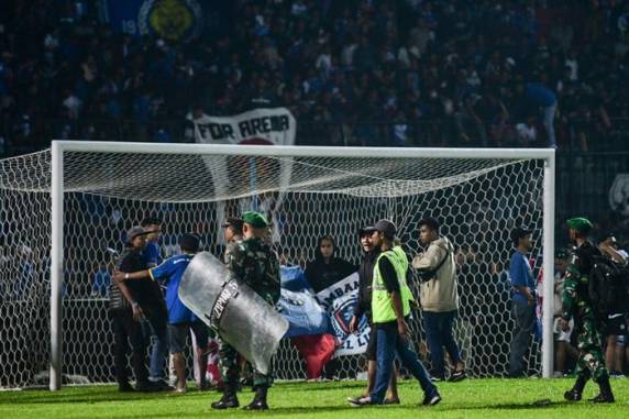 Briga generalizada em jogo de futebol deixa ao menos 127 mortos na Indonésia - foto 2