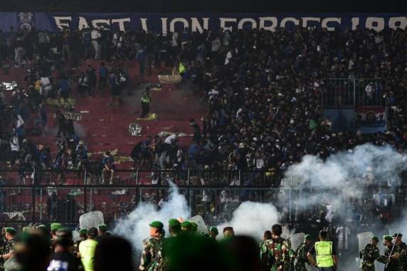 Torcedores do Arema FC invadiram o gramado do estádio Kanjuruhan depois que o time perdeu por 3 a 2 para o Persebaya Surabaya