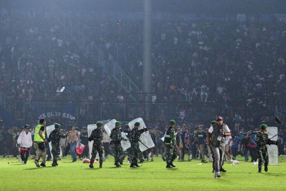 Briga generalizada em jogo de futebol deixa ao menos 127 mortos na Indonésia - foto 3