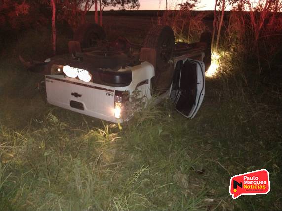 Caminhonete capota na RS-342 em Três de Maio - foto 4