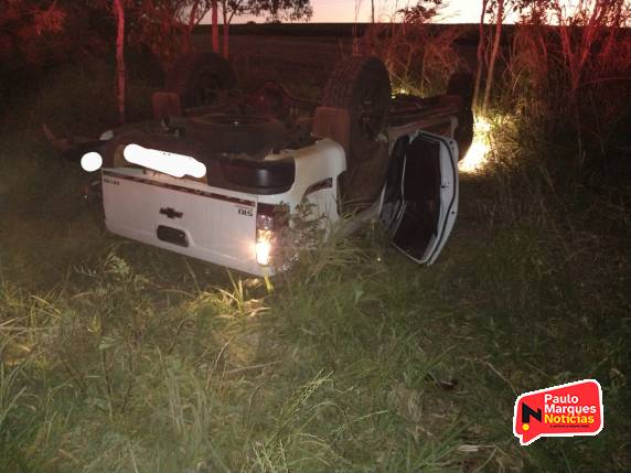 Caminhonete capota na RS-342 em Três de Maio - foto 2