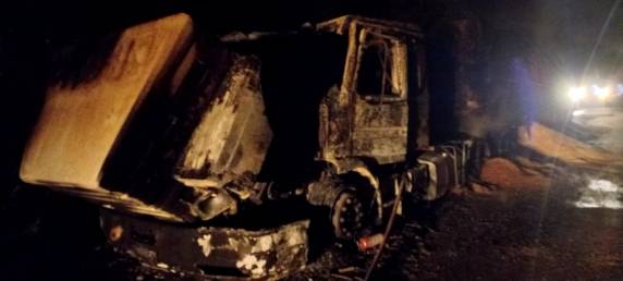 Carreta incendeia na RS-561 em São Nicolau - foto 2
