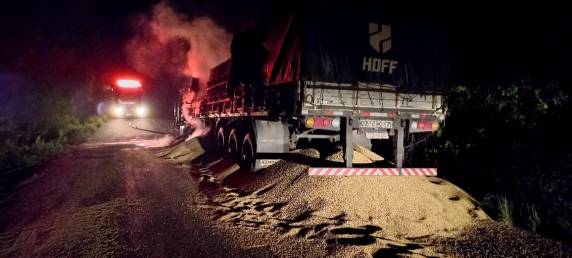 Carreta incendeia na RS-561 em São Nicolau - foto 3