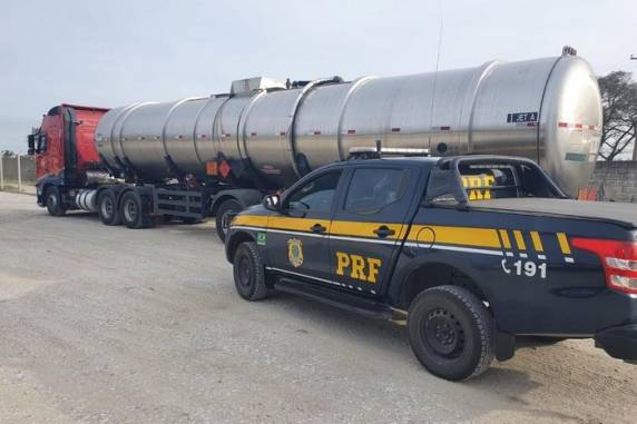 Veículo apto para transporte exclusivo de combustível de aviação foi flagrado, pela segunda vez, transportando diesel, o que pode oferecer riscos às aeronaves abastecidas