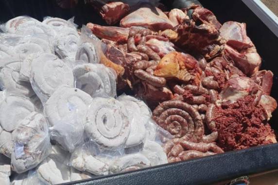 Fiscalização percorreu seis estabelecimentos da cidade e identificou produtos fora do prazo de validade, sem identificação e acondicionados de forma inadequada