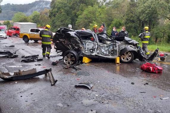 Segundo agentes do Comando Rodoviário da Brigada Militar, condutor de Onix ficou preso às ferragens