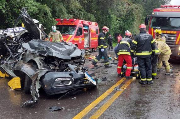 Segundo agentes do Comando Rodoviário da Brigada Militar, condutor de Onix ficou preso às ferragens