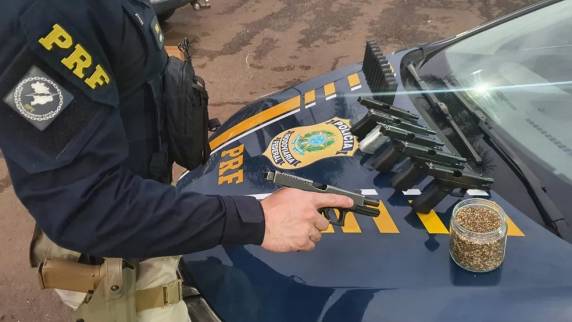 Segundo PRF, mulher disse ter sido paga para entregar material em Porto Alegre.