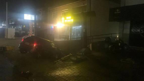 Veículo também colidiu contra um outdoor e um poste de energia elétrica. Segundo a Polícia Civil, motorista foi preso em flagrante em Joinville.
