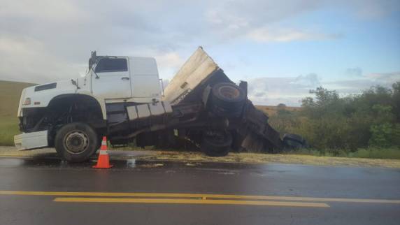 Carreta tomba após acostamento ceder na BR-285 entre Carazinho e Passo Fundo - foto 2
