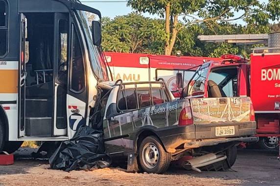 Colisão frontal envolveu veículo com placas de Carlos Barbosa e um ônibus escolar
