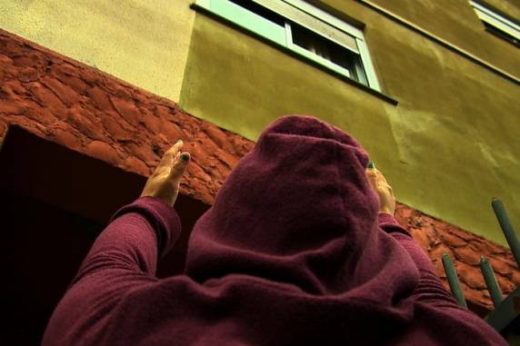 Jovem de 18 anos conversou com pai da menina enquanto ele segurava a criança pelas mãos para fora da janela do 1º andar do prédio acima de uma grade de ferro onde ela iria se ferir se caísse
