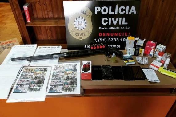 Durante operação, foram apreendidos produtos supostamente utilizados na abordagem às vítimas