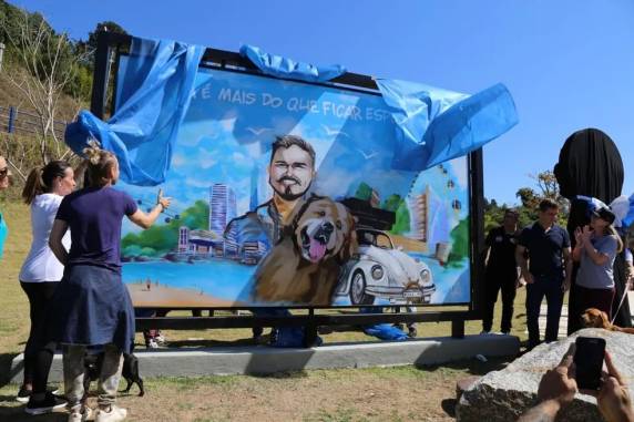 Dupla morava em Santa Catarina e partiu de Balneário Camboriú até o Alasca com um fusca. Em maio, um acidente de trânsito ocasionou na morte dos dois.
