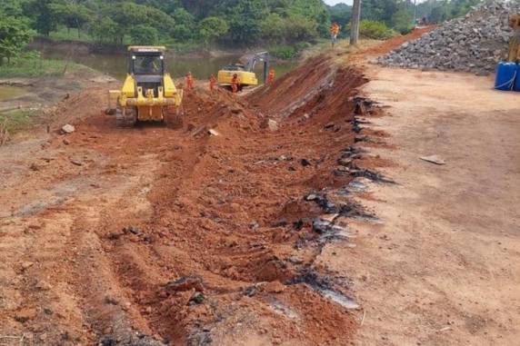 Incidente ocorre dez dias após o desabamento da ponte sobre o Rio Curuçá, que provocou três mortes; rodovia liga Manaus à Porto Velho, em Rondônia