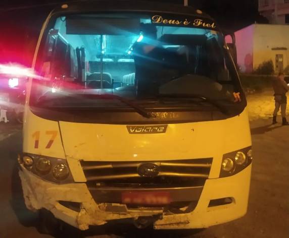 Bebê que estava no colo de mãe no banco da frente de carro morre em acidente com micro-ônibus em SC - foto 2