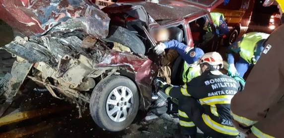 Bebê que estava no colo de mãe no banco da frente de carro morre em acidente com micro-ônibus em SC - foto 3