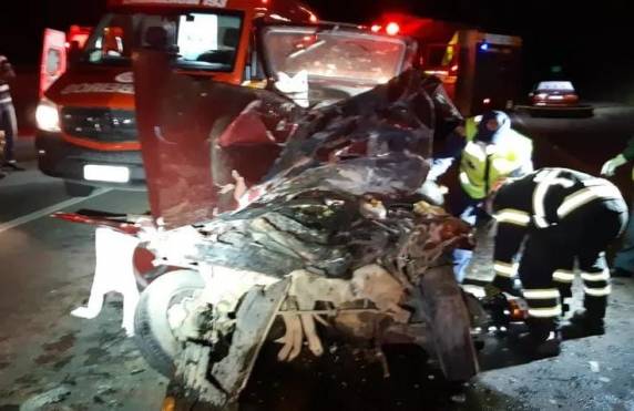Criança chegou a ser levada ao hospital, mas não resistiu aos ferimentos. Mulher também faleceu.