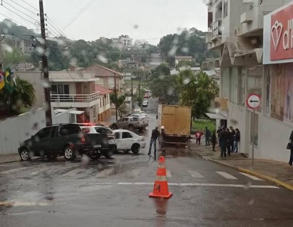 Veículo estava estacionado na esquina da rua São Bernando com a Av. São José