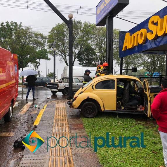 Fusca e Pampa se envolveram em um acidente na Av. Expedicionário Weber, em Santa Rosa - foto 3