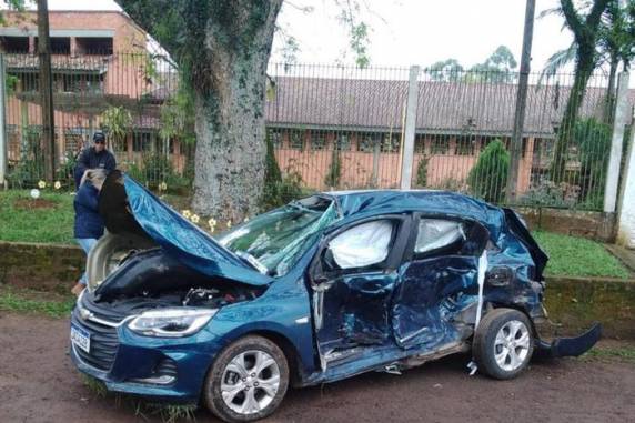 As três vítimas estavam em um Onix que se envolveu em colisão com uma van que transportava carga