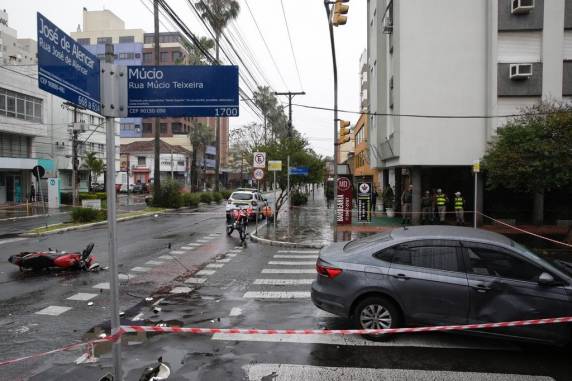 Motociclista morre em acidente no bairro Menino Deus - foto 3