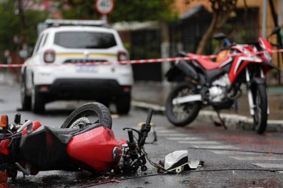 Ocorrência, por volta das 7h, envolveu duas motos e um carro